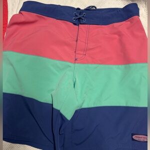 Vineyard Vines Men’s tri-color swim trunk. Linerless